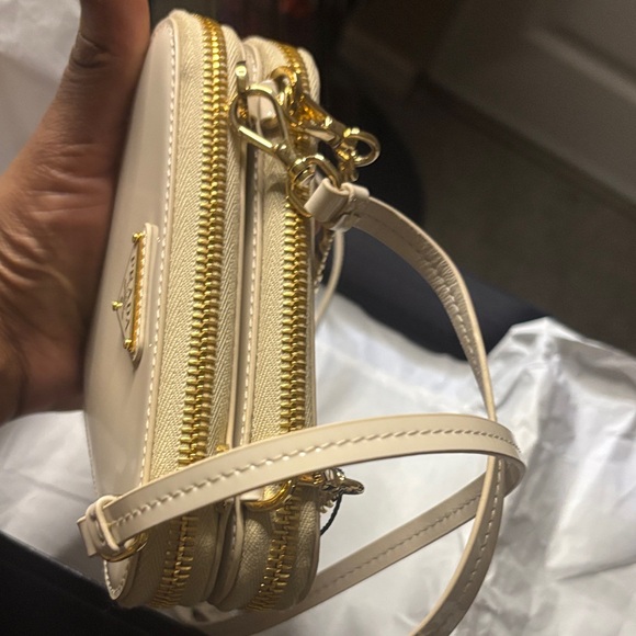 Authentic Prada Vernice Ivory Triangle Mini contenitori Bag - Picture 3 of 12